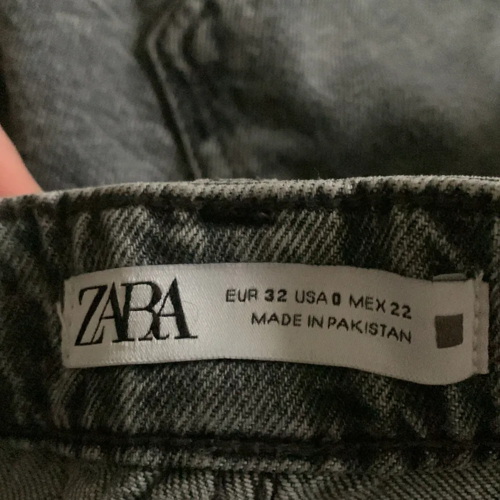 Säljer ett par grå mom jeans från zara i storlek 32. Säljer pågrund av att jag tycker dom inte passa min stil. Använd få gånger . Jeans & Byxor.