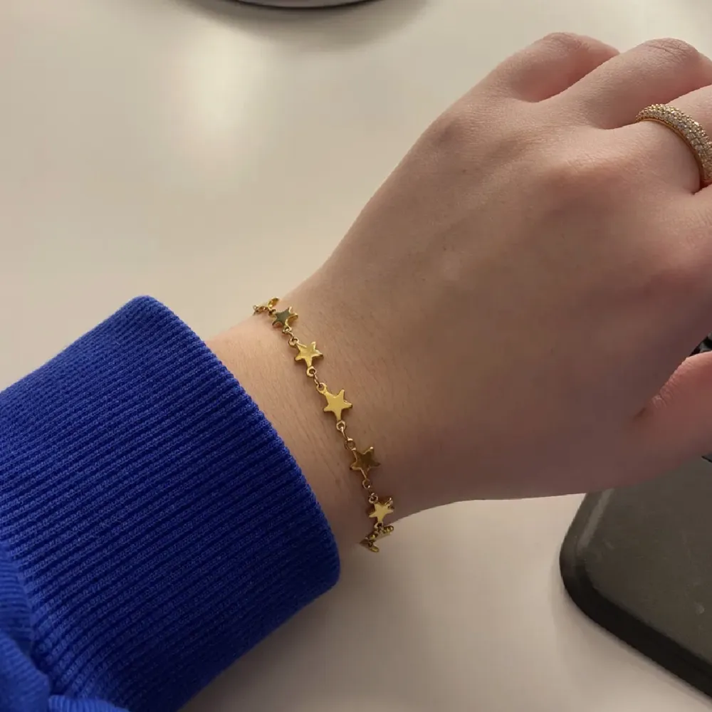 Jättefint skick! Använd fåtalet gånger och armbandet är liiite rostigt där man fäster fast armbandet men inget man tänker så ☺️☺️❤️. Accessoarer.