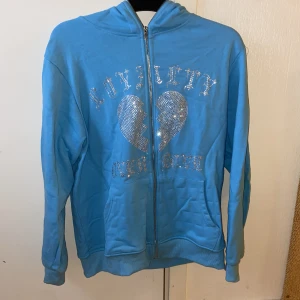 Kofta - Hoodie som jag knappt användt, köpt förra året ifrån Trotherz, man kan dra upp dragkedjan helt till luvan om man vill, är skrynklig nu för att den legat i min garderob. hör av dig om du är intresserad 350 + frakt 