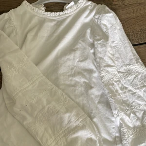 Blus från Zara - Jätte snygg blus från zara, storlek 152 11/12 år. Köpt i mars och använd få gånger!🤍