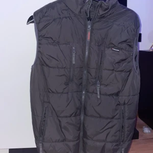 Väst  - Den kan nog funka till både killar och tjeje, den är använd fåtal gånger, den är hel och finns inget fel 