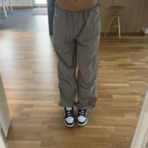 Stardivarius cargos - Grå/bruna cargos från stradivarius. Lågmidjade och ställbara band så passar många storlekar. XS-M Nyskick.