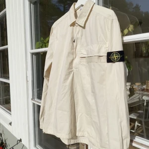 Stone Island 1/4 Zip Jacket Beige - Hej, säljer en snygg 1/4 Zip jacka från Stone Island. Storlek L men passar även M. Krämvit/beige. Bra skick. Äkthet via CLG-kod. Nypris runt 4500kr. Casual och stilren. Perfekt inför höst. Zip + knapp i krage. Pris kan diskuteras. Hör av dig vid frågor. 