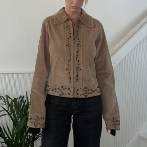 Outer edge jacka  - Perfekt höstjacka från outer edge🌻 Supersnygg men kommer tyvärr inte till användning hos mig. Storlek 14, skulle säga att det motsvarar XS/S☺️