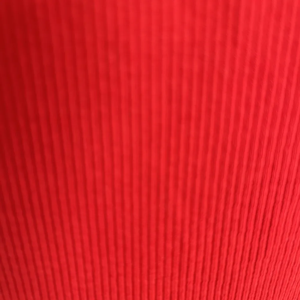 Röd t-shirt från hm. Den är ribbad och i storlek m. Aldrig använd!!. T-shirts.