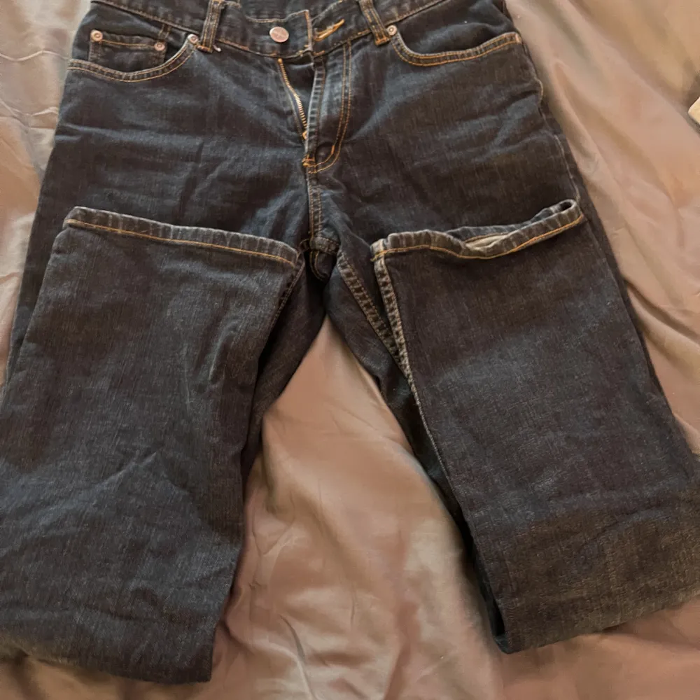 Nu säljer jag mina vintage midwaiste raka jeans, jag anfvände dom lite för dtt år sedan men nu har dom inte kommit till andvändning❤️ skriv för mer frågor och funderingar 🥰. Jeans & Byxor.