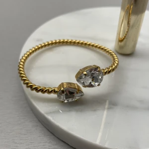 Caroline Svedbom Armband - Armband från Caroline Svedbom i guld med Klar Silver diamant.  Köpt på NK för 2år sedan. Nypris: 695kr (Kvitto finns) 