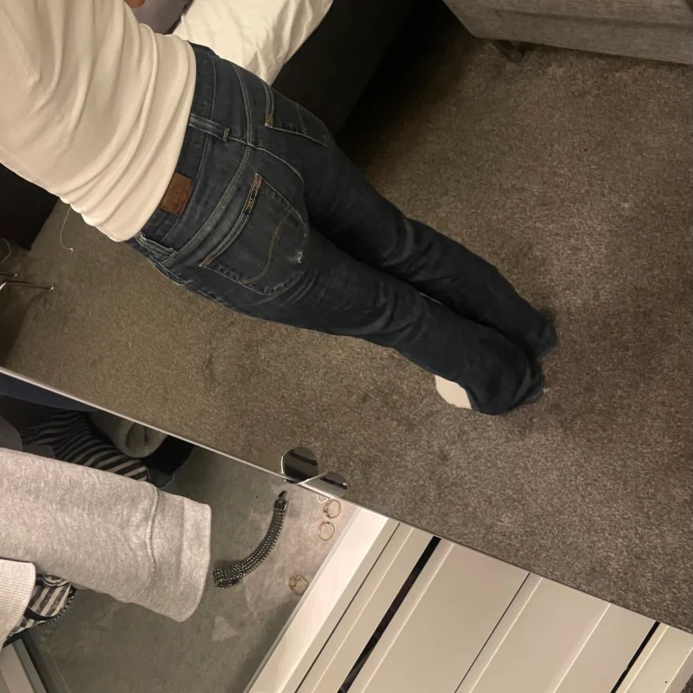 Säljer mina snygga lågmidjade lee jeans som är köpta second hand, säljer pga att dom ej kommer till användning längre. Passar mig som brukar ha Xs/S i jeans. Jag är ca 167 cm lång. Jeans & Byxor.