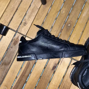  Dolce Gabbana skor - dolce gabbana skor, använda en gång märkte att dom var för små. Väldigt snygga, snygg Desain under skol. Har fler videos på dom, helt nya kostar 5,5