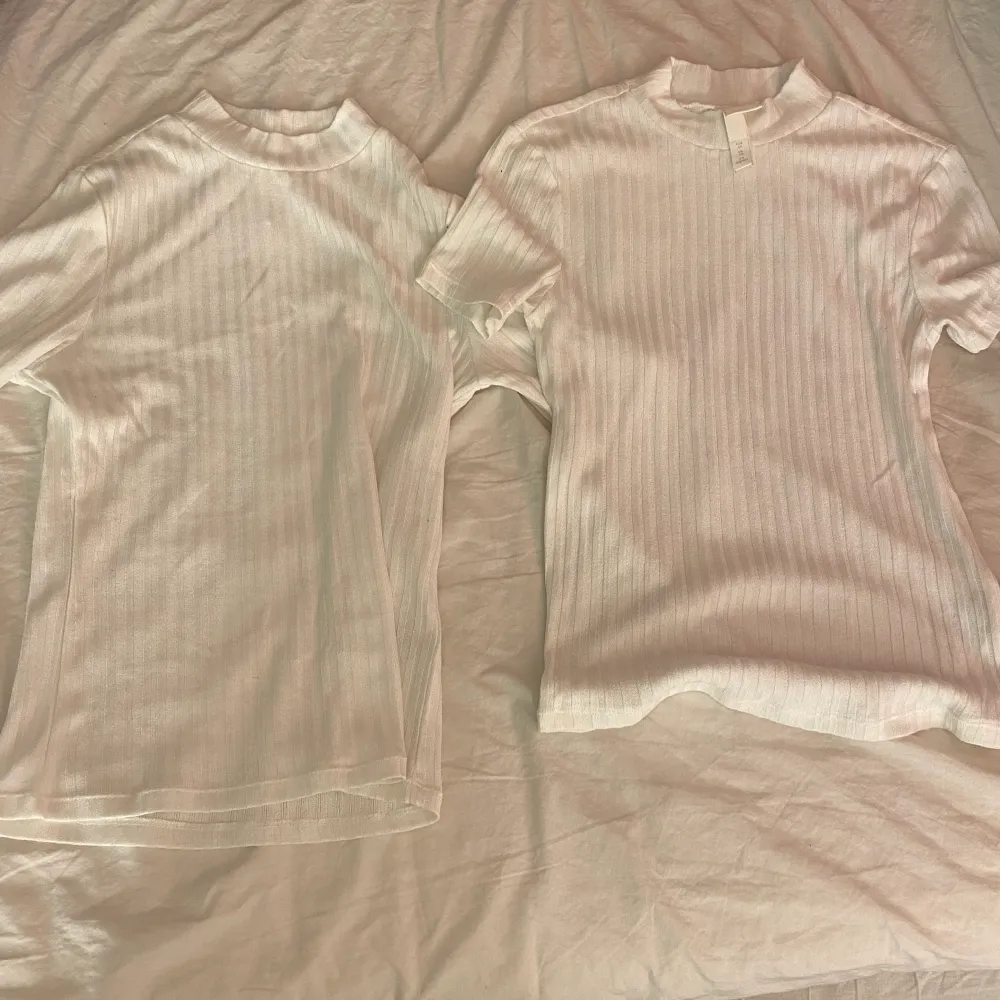 Två vita t shirts i bra skick och knappt använda. Båda kostar 100 tillsammans, annars 40 kr/st. Båda är i xs. Köparen står för frakten!. T-shirts.