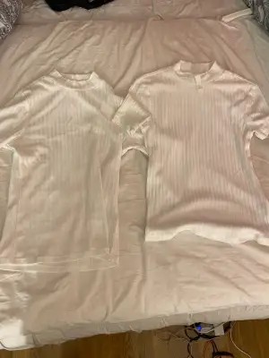 Två vita t shirts i bra skick och knappt använda. Båda kostar 100 tillsammans, annars 40 kr/st. Båda är i xs. Köparen står för frakten!