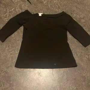 En svart 3 kvarts tröja från h&m basic