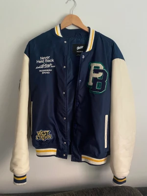 Collage jacka - Strl M. Varsamt använd, funkar för både kille och tjej