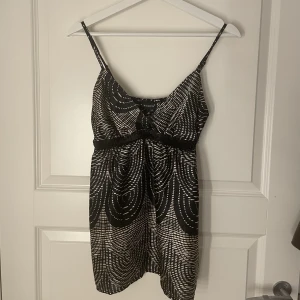 Linne - Hej⭐️  Säljer detta fina linne från N.Y near you, i fint skick, eftersom det tyvärr inte kommer till användning. Hör gärna av dig vid frågor🤍