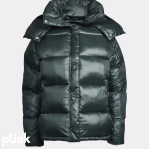 populär bikbok jacka - säljer nu min supersnygga jacka från bikbok i färgen grön och storlek S. Varm och perfekt till vintern. inga defekter alls och bara andvänd förra vintern. säljer eftersom den inte kommer till andvänding och jag görna vill köpa en annan. direktpris är 1000