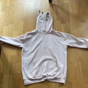 HM hoodie  - En mysig hoodie från märket HM, nästan aldrigt andvänt, är kanska oversized. Skriv om ni har mer frågor💕💕