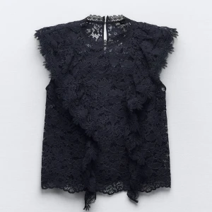 Spets topp zara - Säljer då den inte kommer till användning, använd 1 gång så nyskick. Storlek M men passar mig som brukar ha xs/s.