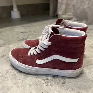 Vinröda vans - Säljer dessa vinröda vans i storlek 36,5, men är lite stora i storleken så passar 37. Inga större defekter då de knappt är använda! Pris kan diskuteras 