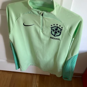 Brasilien tränings tröja  - Säljes på grund av att den inte kommer till användning! Fint skick