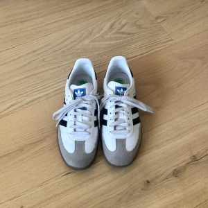 Adidas samba 40 - Adidas samba OG strl 40 i gott skick och sparsamt använda! Köpta på adidasbutiken, kvitto finns. 