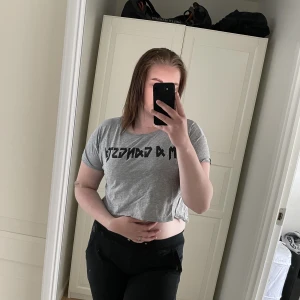 Topp - En kortare topp. Som ny. Storlek L men mer som M. Text: I’m a gangsta. Kan mötas upp i Ed och Bengtsfors annars skickas mot fraktkostnad.☺️