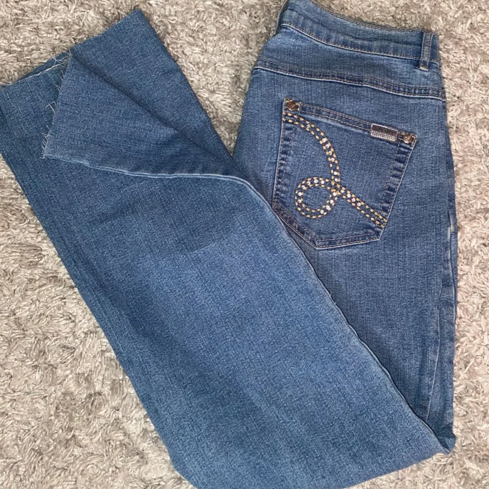 Super snygga låga jeans, aldrig använda, väldigt snygga fickor med stenar, säljer pga använder inte. Jeans & Byxor.