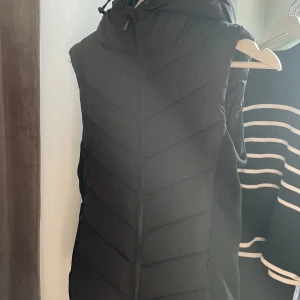 Zara väst - Jag säljer min zara väst då den inte kommer till användning! 💓Jag står inte för frakten! (Knappt använd )