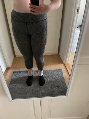 Träningstights  - Lite kortare träningstights i storlek M. Som nya. Mötas upp eller skickas mot fraktkostnad☺️