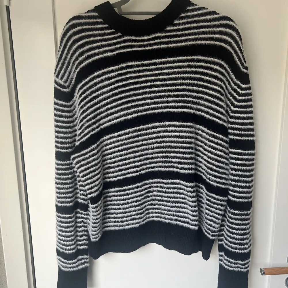 Aldrig använd Calvin Klein tröja. Köpt för 1100kr. Storlek S men är ganska oversized . Tröjor & Koftor.