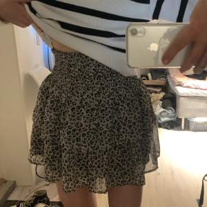 Säljer denna leopard kjol då den inte kommer till användning 🤍 Superbra skick, som ny!