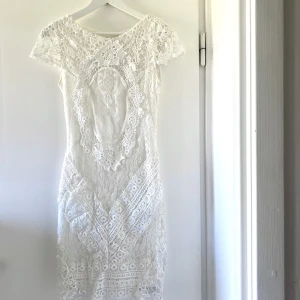 Sommar/Studentklänning - Sommar/studentklänning från Dry Lake! Spetsmotiv och med en öppen rygg