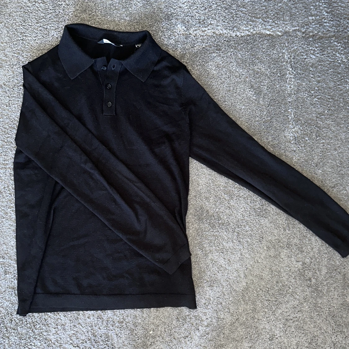 Svart merinoull pikétröja