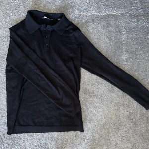 Svart merinoull pikétröja  - Svart Merinoull Pikétröja från Only & Sons. Herr, Storlek S. Helt ny och oanvänd, 10/10 i skick. Nypris 350kr 
