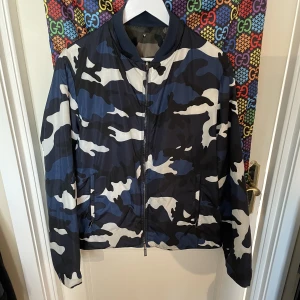 Valentino Garavani Reversible Camouflage Light Jacket - (New) Forsale:3.599kr Retail:20.000kr Valentino Garavani Reversible Camouflage Light Jacket Size:50/L Condition:9/10 Dm for more info&pics