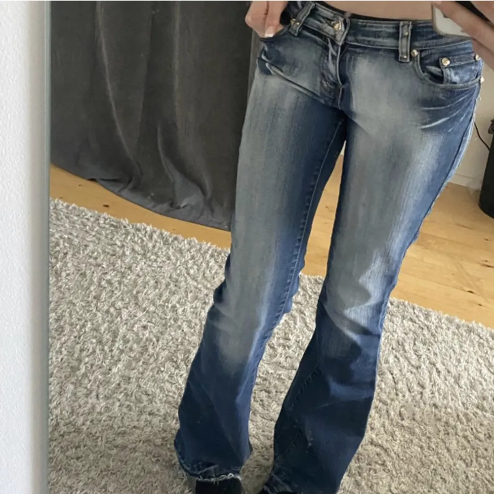 OBS BILDER FRÅN FÖRRA ÄGAREN!!! Säljer dessa extremt snygga jeans då jag har för många! Strl s skulle jag uppskatta de till, dock lite stretch i så passar nog lite mindre och lite större . Jeans & Byxor.