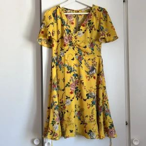 Klänning blommig  - Somrig och fin klänning från märket Oasis. Storlek 8 (sitter som en storlek S)