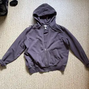 jättefin lila zip-up hoodie, säljer då den inte passar mig så bra och använder den aldrig!🙏
