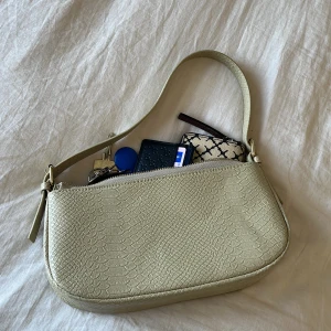 Handväska från ”By Bianca” - En beige baguette bag från märket by bianca. Mycket fint skick! 