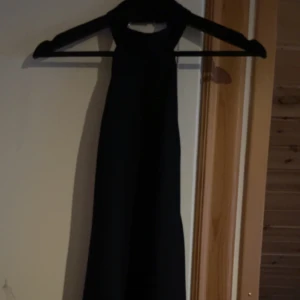 Svart klänning från bikbok  - Svart klänning från bikbok, endast provad. Strassband i ryggen.