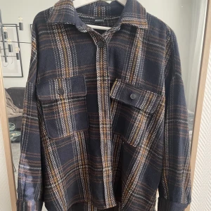 Skjortjacka - Shortjacka i stickat ish material från Gina Tricot. Superskönt men tunn! 10/10 skick :) hojta till så fixar jag fler bilder!