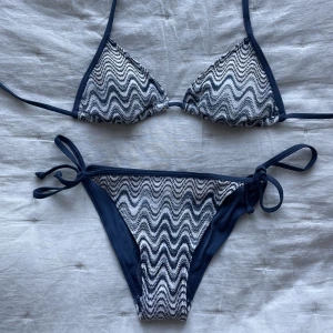 Missoni bikini - (Tryck på köp nu om ni vill köpa) ❤️Missoni inspererad bikini. Sjukt snygg bikini som påminner om missoni! Så bra skick! Står ingen storlek men skulle uppskatta att det är en S. Står inget märke i man kan vara från H&Ms gamla kollektion  