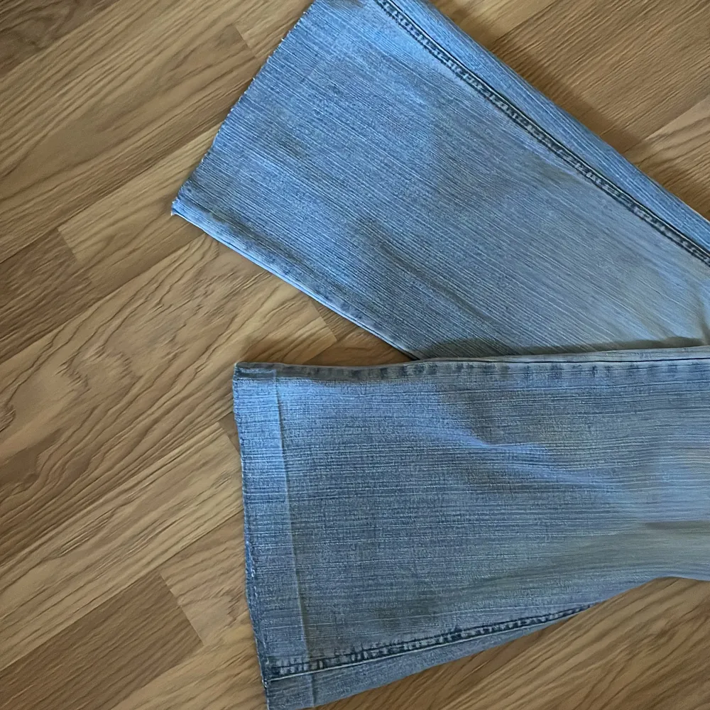 Säljer dessa jätte fina jeans som jag köpt här på plick men tyvärr inte passade. ✨(Bilderna är lånade av tjejen jag köpte dem av)✨💗 Jeansen har en rå kant längst ner🙌💕🫶. Jeans & Byxor.