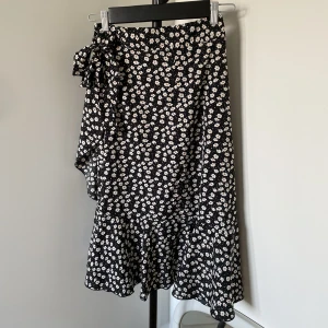 blommig kjol - en blommig omlott-kjol med snöre i midjan från boohoo (tall). strl UK 6, EUR 34. bra skick!
