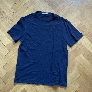 T-shirt i Linnematerial från Mango - T-shirt i skönt linnematerial, perfekt till sommaren.