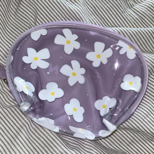 Nessesär oanvänd - Oanvänd fin nessesär från Shein med blommor. Ena sidan lila och den andra genomskinlig med blommor💘💘Frakt ingår nt.