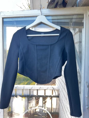 Svart fest topp - Helt oanvänd svart fest topp, endast provad 1 gång🌸