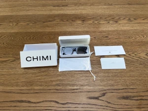 Chimi 04 blå solglasögon  - Snygga chimiglasögon till ett bra pris! I princip oanvända. Skick 10/10! Skriv vid frågor om produkten eller pris.😀