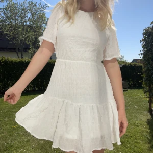 Studentklänning  -  Säljer nu min andra studentklänning. Hade denna på mig på flaket. Från början är den från Nelly i storlek 38. Så fin klänning med knyte bak till. Ordinarie pris 599 kr! 💕