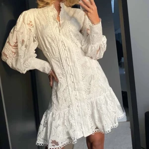 Vit klänning  - Säljer denna superfina klänning som är perfekt till studenten och midsommar. Helt oanvänd! Nypris 1999 men klänningen är från en hemsida i Norge vilken innebär extra fraktkostnader, dvs är de totala priset för klänningen 2700💓