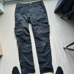 Byxor  - Arbetarbyxor i strl 36! Säljs för 99kr 